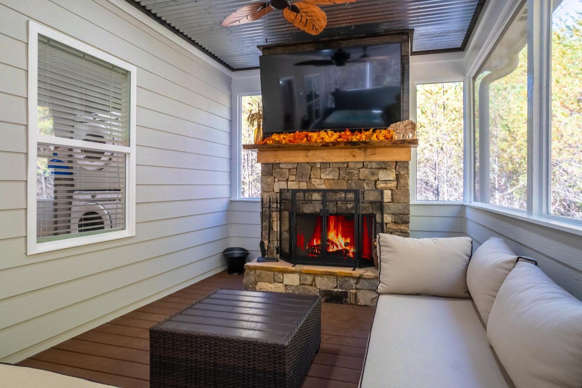 Par-Tee Haus I- Game Room & Hot Tub-Walk To Helen Εξωτερικό φωτογραφία